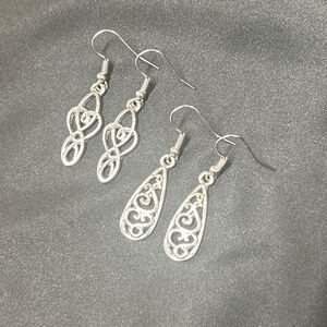 Set of 2 silver earrings